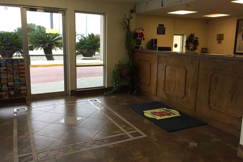Super 8 By Wyndham Seguin Hotel Interior photo